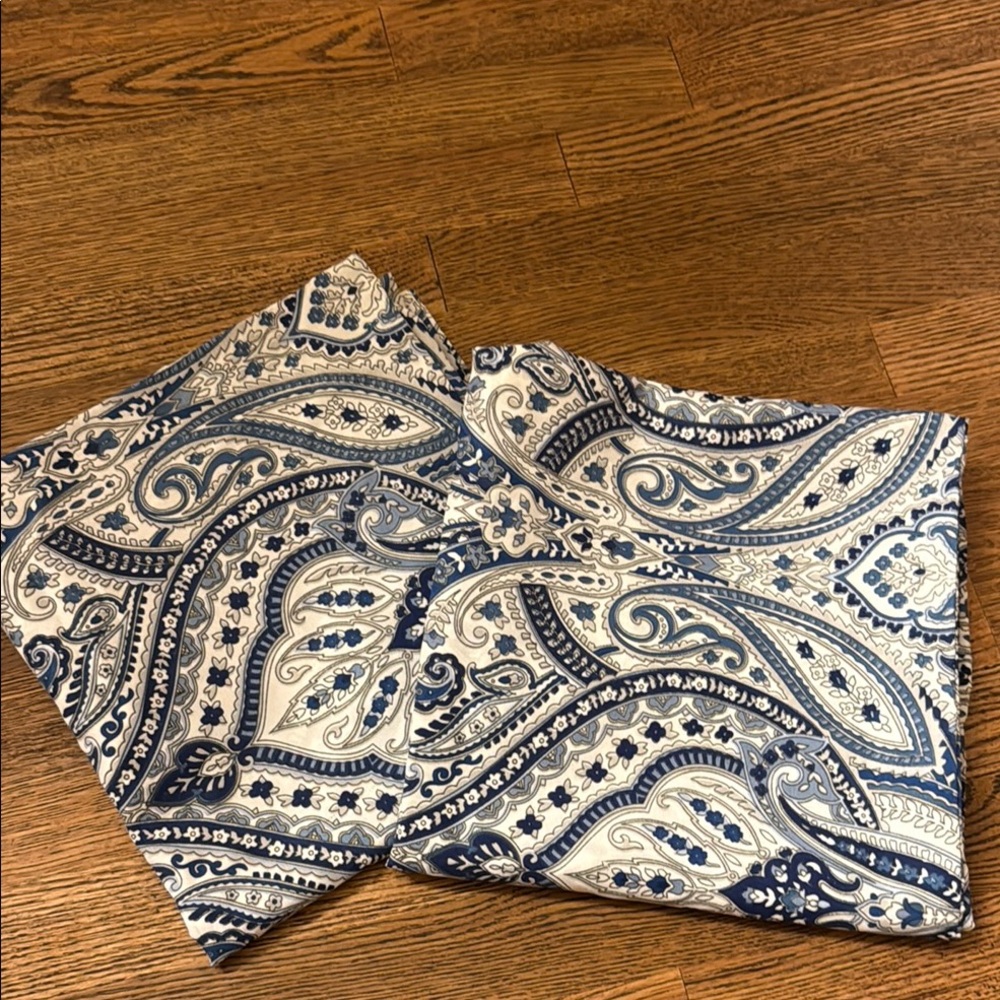 NWOT. King Pillow Case Set Paisley Blue and White